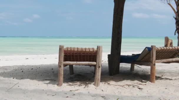 Trópusi fedélzet székek alatt Beach esernyő Sandy Coast Ocean, Zanzibar — Stock videók