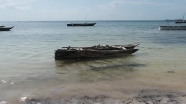 Yaşlı Kuru, Afrika Balıkçı Kayığı Low Tide, Zanzibar 'da Sahilde Anchored