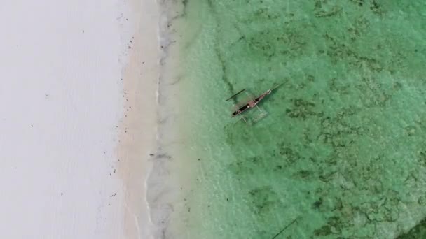 Łodzie zakotwiczone u wybrzeży na płyciźnie, Ocean podczas odpływu, Aerial Top, Zanzibar — Wideo stockowe