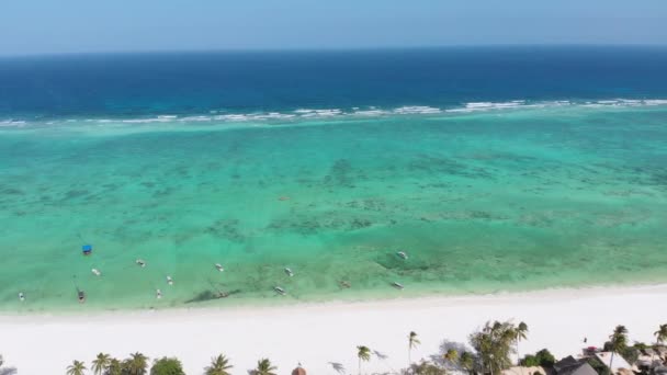 Ocean Coastline, Barrier Reef by Beach Hotels bei Ebbe, Sansibar, Luftaufnahme — Stockvideo
