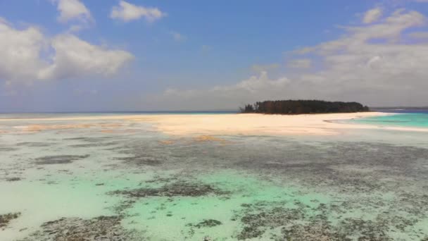 Paradise Private Island of Mnemba no Oceano Turquesa, Zanzibar, Vista Aérea — Vídeo de Stock