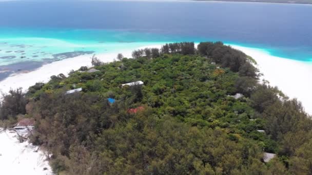 Paradise Private Island of Mnemba no Oceano Turquesa, Zanzibar, Vista Aérea — Vídeo de Stock