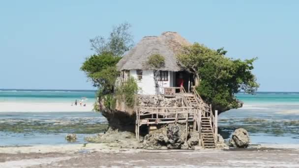 El restaurante Rock en el océano construido en un acantilado en la marea baja en la isla de Zanzíbar — Vídeos de Stock