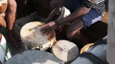 Bir grup Afrikalı Trip, Zanzibar 'da Geleneksel Dhow Boat Davulları Çalıyor