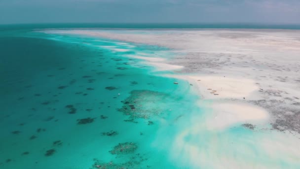 Sandbanks no meio do oceano por Tropical Island Mnemba, Zanzibar vista aérea — Vídeo de Stock