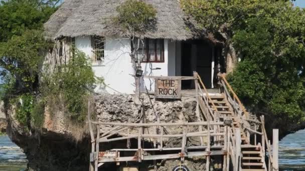 ザ・ロックレストラン・イン・オーシャンザンジバル島のロータイドに崖の上に建てられた — ストック動画
