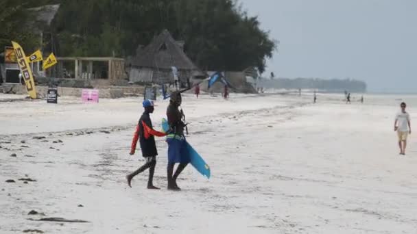 현지 아프리카의 십 대 소년들, 키에 스터 퍼들 이연 교습을 받기 위해 바다로 간다, 잔지바르 — 비디오