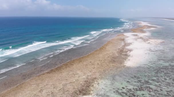 低潮、ザンジバル、マテムウェ、空中ビューでの海洋海岸線とバリアリーフ — ストック動画