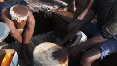 Bir grup Afrikalı Trip, Zanzibar 'da Geleneksel Dhow Boat Davulları Çalıyor