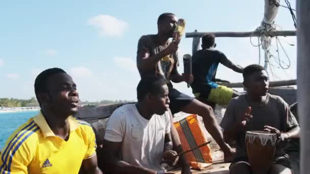 Africani locali che suonano la batteria e cantano canzoni sulla barca tradizionale Dhow, Zanzibar — Video Stock