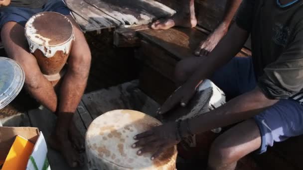 Gruppe einheimischer Afrikaner trommelt auf traditionellem Dhau-Boot auf Sansibar — Stockvideo