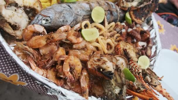 Placa con mariscos, grande servido en deliciosamente plato, almuerzo exótico en África — Vídeos de Stock