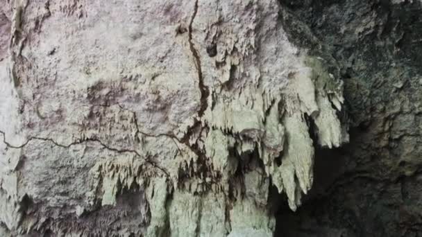 Grotte souterraine avec des formations rocheuses stalactites suspendues au plafond de la grotte de Kuza — Video