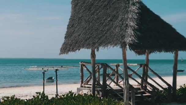 Thatched Umbrella on the Sandy Beach by Ocean, Straw Parasol Zanzibar, África — Vídeo de Stock