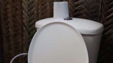 Afrika Çimen Kulübesindeki Tuvalet, Küçük Thatched Evindeki Banyo, Zanzibar Köyü