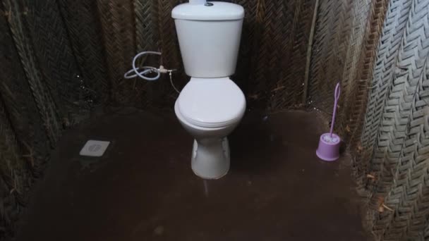 Toilette in der afrikanischen Grashütte, Badezimmer in einem kleinen reetgedeckten Haus, Dorf Sansibar — Stockvideo