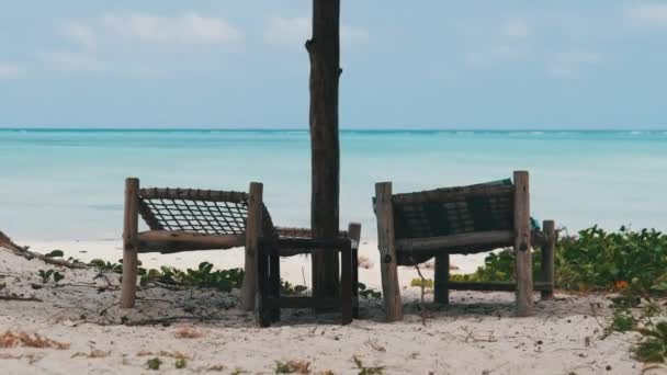 Tropiska Däck Stolar Under Beach Paraply på Sandkusten vid Ocean, Zanzibar — Stockvideo