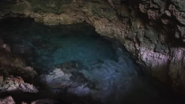 Пещера с пресной водой, подземная речная пещера под скалами, Занзибар, пещера Куза — стоковое видео