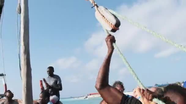 Yerel Afrikalılar turistler ve Zanzibar ile Dhow zevk teknesine yelken açtılar — Stok video