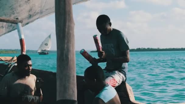 Einheimische Afrikaner trommeln und singen Lieder auf traditionellem Dhau-Boot, Sansibar — Stockvideo