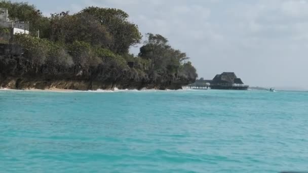 Widok Z łodzi żaglowej do wybrzeża Koralowego Zanzibaru z palmami, Nungwi — Wideo stockowe