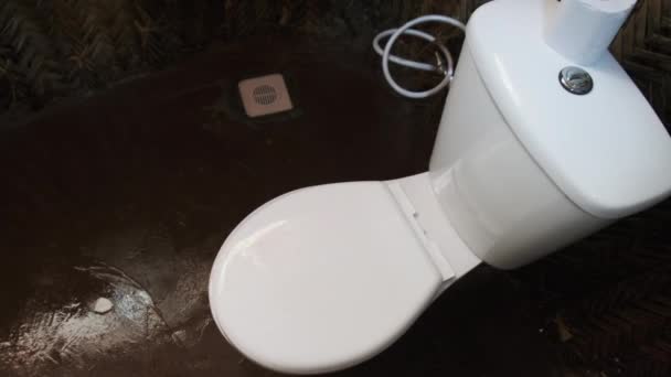 Toilet in Afrikaanse Grashut, Badkamer in een klein rieten huis, Zanzibar Village — Stockvideo