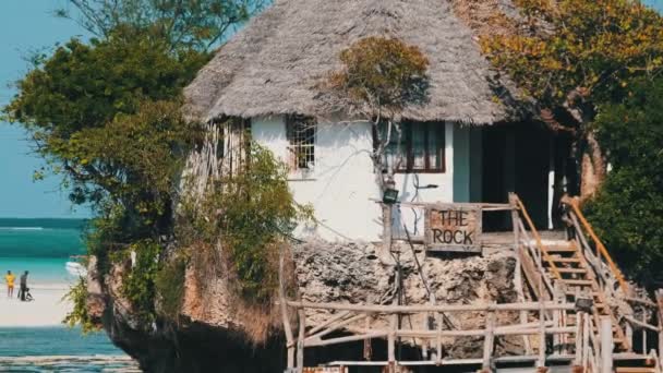 Rock étterem Ocean-ban Sziklára épült apálykor a Zanzibár-szigeten — Stock videók