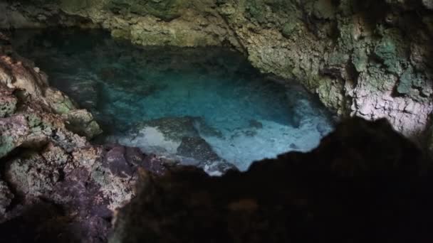 Jeskyně se sladkou vodou, podzemní říční jeskyně pod útesy, Zanzibar, Kuza jeskyně — Stock video