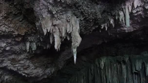 Jaskinia podziemna ze stalaktytowymi formacjami skalnymi wisząca na suficie jaskini Kuza — Wideo stockowe
