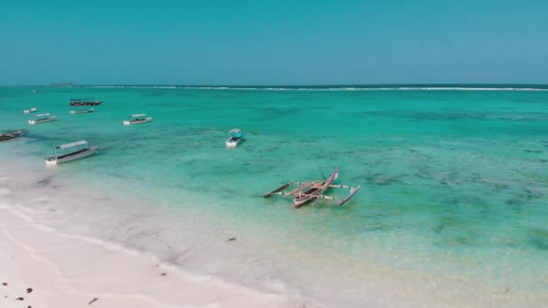 Los barcos están anclados frente a la costa en aguas poco profundas, el océano en marea baja, aéreo, Zanzíbar — Vídeos de Stock