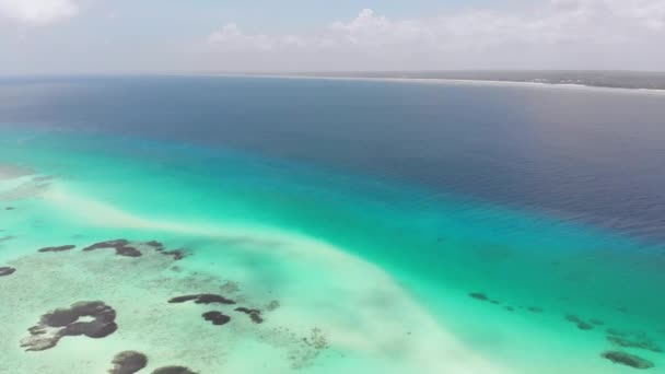 Paradise Private Island de Mnemba en el océano Turquesa, Zanzíbar, Vista Aérea — Vídeos de Stock