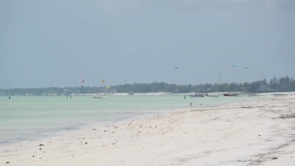 Kitesurfing na tropické pláži Paje, Zanzibar — Stock video