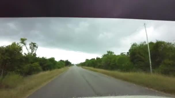 Jazda po drogach afrykańskich podczas deszczu tropikalnego, widok wewnątrz samochodu, Zanzibar — Wideo stockowe