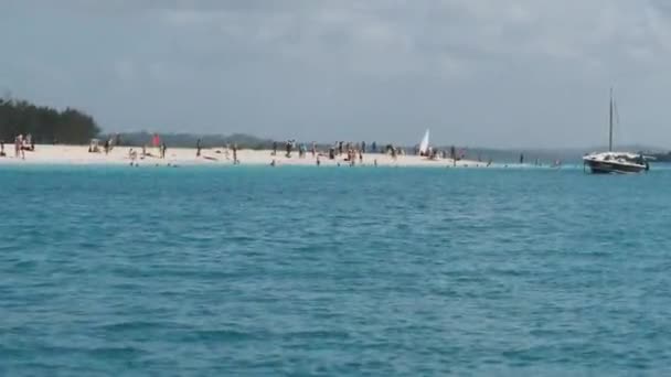 Zanzibar Litoral com Sandy Beach, Pessoas, e Barcos. Vista de barco flutuante — Vídeo de Stock