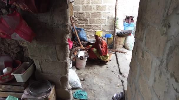 La vita di una povera famiglia africana, all'interno di una baraccopoli in un villaggio, Zanzibar — Video Stock