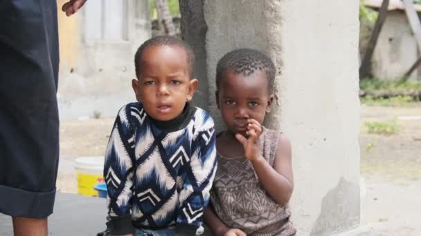 아프리카 잔지바르의 슬럼 근처에 있는 가난 한 마을에 사는 현지 아프리카 어린이들의 모습 — 비디오