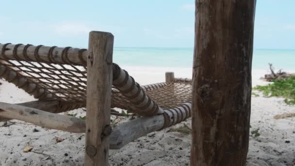 Cadeiras de convés tropicais sob guarda-chuva de praia em Sandy Coast by Ocean, Zanzibar — Vídeo de Stock