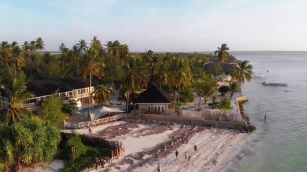 Paradise Beach Resort με Palm Trees και Ξενοδοχεία Ocean, Zanzibar, Αεροφωτογραφία — Αρχείο Βίντεο