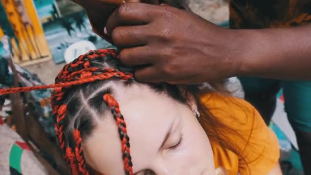 African Woman Weaving African Braids with Red Kanekalon Outdoor, Zanzibar Africa — Stock Video