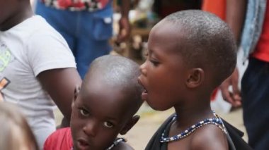 Yerel Aç Afrikalı Küçük Çocuklar İnsanlar Arasında Sokakta Yürüyor, Zanzibar
