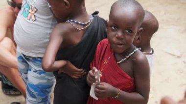 Yerel Afrikalı Aç Çocuk İnsanlar, Zanzibar, Afrika arasında Sokaklarda Gazete Yiyor