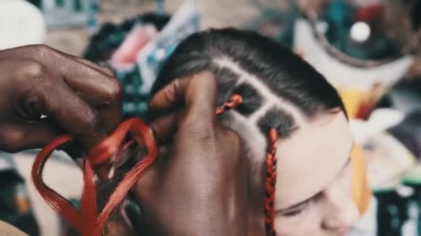 非洲桑给巴尔红卡耐卡隆室外编织非洲辫子的过程 — 图库视频影像