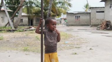 Slum, Zanzibar, Afrika yakınlarındaki fakir bir köyde yerel Afrikalı çocukların portresi