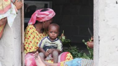 Yerel Afrikalı Anne Bebeği Varoş Evinde Oturuyor, Zanzibar, Tanzanya