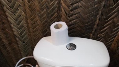 Afrika Çimen Kulübesindeki Tuvalet, Küçük Thatched Evindeki Banyo, Zanzibar Köyü