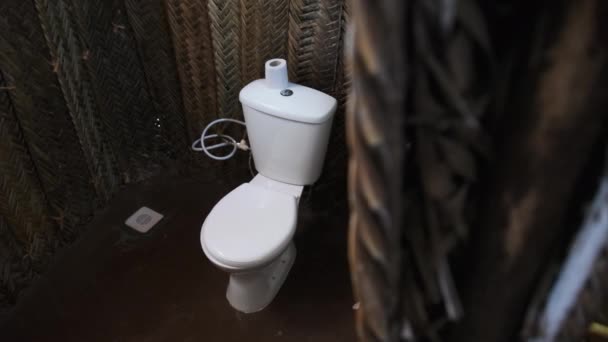 WC en la cabaña de hierba africana, Cuarto de baño en la pequeña casa de paja, pueblo de Zanzíbar — Vídeos de Stock