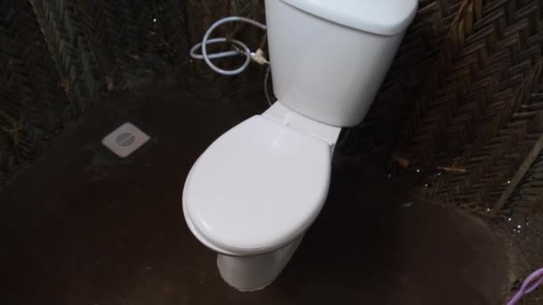 WC en la cabaña de hierba africana, Cuarto de baño en la pequeña casa de paja, pueblo de Zanzíbar — Vídeos de Stock