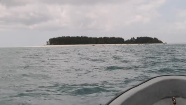 Vista do Arco de um Barco Turístico Navegando no Oceano para a Ilha Mnemba, Zanzibar — Vídeo de Stock