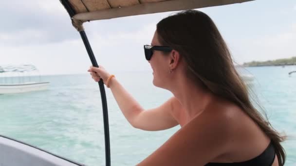 Jonge vrouw zeilen op een kleine Afrikaanse boot in het midden van de oceaan, Zanzibar — Stockvideo