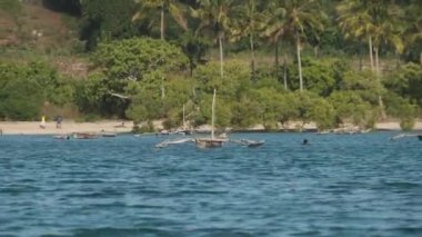 Okyanustan Tahta Balıkçı teknelerine Afrika Köyü kıyısında demirli